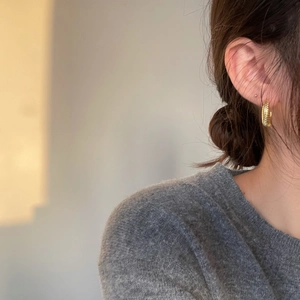 Chic 925 sterling silver hoop earrings with a textured gold-plated ribbed twist finish