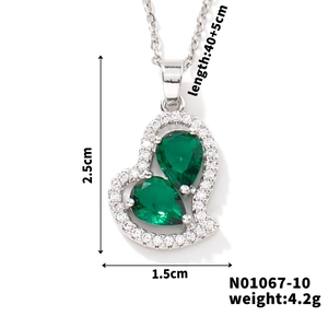 Specifiche dimensionali della collana con pendente a cuore e pietre verdi a goccia