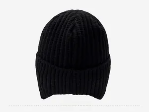 Vue détaillée de l'arrière d'un bonnet d'hiver noir en maille côtelée épaisse