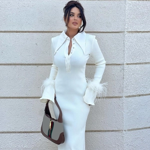 Robe Longue Élégante En Tricot Côtelé Blanc Poignets En Plumes Col Polo Manches Longues Coupe Ajustée Pour Femme