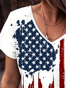 Camiseta blanca con cuello en V para mujer con estampado de bandera de EE. UU. vintage