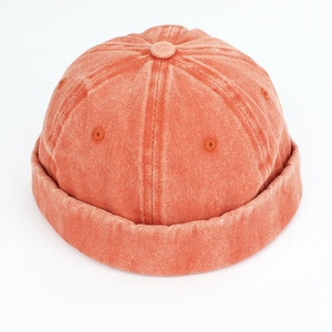 Détail du bonnet miki orange délavé rétro montrant le sergé de coton et les coutures