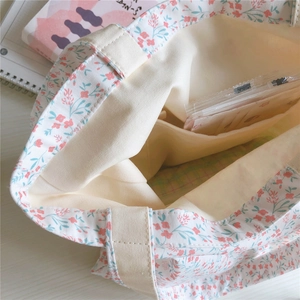 Detailansicht der Innentasche und der hochwertigen Textur des floralen Baumwollbeutels