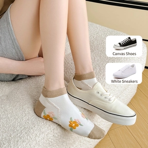 Women's low-cut combed cotton socks with khaki floral embroidery and color-block design