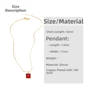 Détail du pendentif zircon carré rouge 1,6x1,1cm sur chaîne en cuivre plaqué or 18K