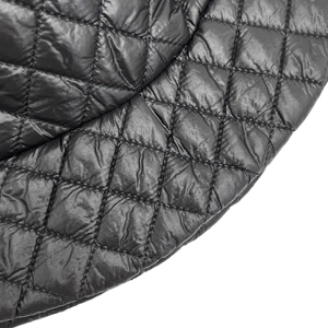 Vue détaillée du matelassage en losanges et des coutures du chapeau d'hiver noir