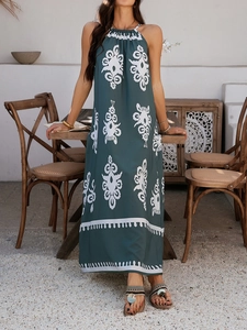 Detailansicht des dunkelgrünen Boho-Neckholder-Maxikleids mit weißem Blumendruck