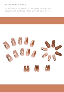 Détails des faux ongles cercueil longs avec damier moka et effet marbré chic