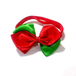 Vue détaillée d'un nœud papillon festif rouge et vert pour animaux en satin soyeux