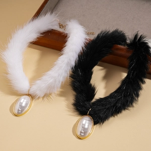 Collier en fausse fourrure de vison avec perles en noir et blanc pour le style d'hiver