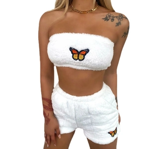 Ensemble deux pièces blanc pelucheux avec haut tube et short et papillon orange brodé