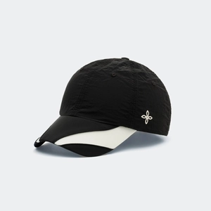 Détail d'une casquette de baseball en nylon froissé avec motif ondulé noir et blanc