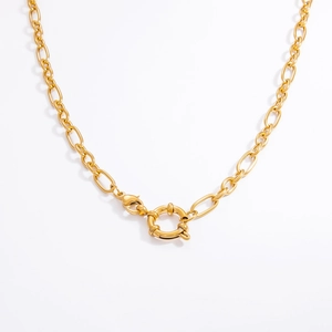 Détail du collier en acier inoxydable plaqué or 18k avec un grand fermoir à ressort