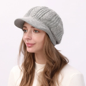 Vista detallada de la textura de punto de ochos en una gorra tejida gris claro