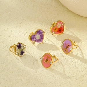 Titanium steel ring set featuring dried flowers and gold leaf inside heart-shaped resin
