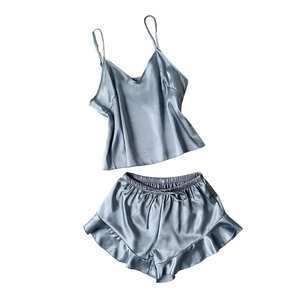 Ensemble pyjama 2 pièces en satin bleu clair avec caraco col en V et short à volants