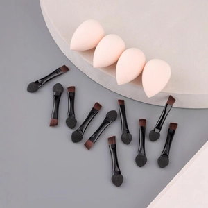 Set trucco con 10 pennelli ombretto a doppia punta e 4 spugnette per il trucco
