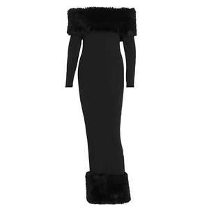 Elegantes schulterfreies schwarzes Strick-Maxikleid mit Kunstpelz an Ausschnitt und Saum