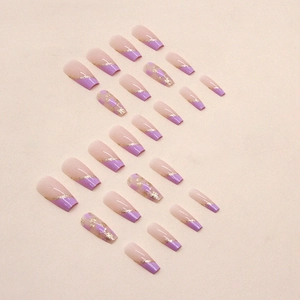 Faux ongles cercueil violets style French avec feuille d'or et lignes pailletées