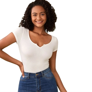 Eng anliegendes weißes Baumwoll-Crop-T-Shirt mit V-Ausschnitt und Rollsaum für Damen