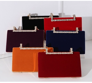 Exquisite Samt-Abendtaschen Kollektion mit funkelnden Strasssteinen und Metallgriffen