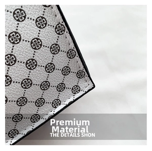 Vue macro du cuir blanc texturé avec motif de trèfles noirs et coutures de haute précision