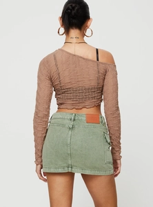 Détail de l'arrière de la mini-jupe cargo en denim vert olive avec étiquette en cuir