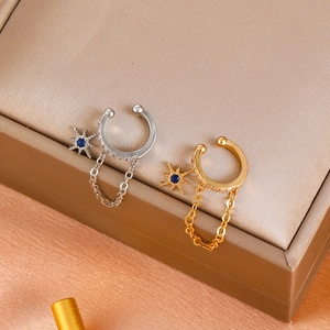 Goldene und silberne Stern-Ohrklemmen mit blauem Zirkon und feinen Gliederketten