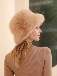 Détail de la texture épaisse en fausse fourrure camel sur un chapeau bob d'hiver chaud