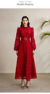 Détails de la robe en dentelle rouge avec col montant, manches lanterne et boucle de ceinture