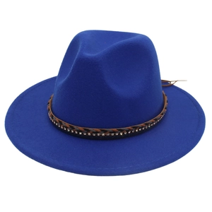 Dettaglio di cappello fedora blu reale con fascia intrecciata marrone e strass lucenti
