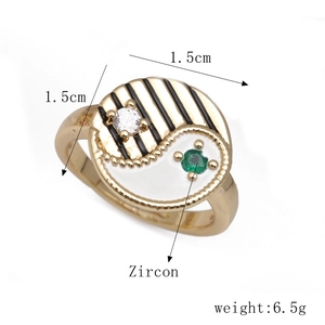 Detail view of gold ring with zircon inlay and black wave pattern, weight 6.5g