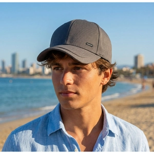 Detail der dunkelgrauen Baseballkappe mit Metallabzeichen FASHION CAP im Freien
