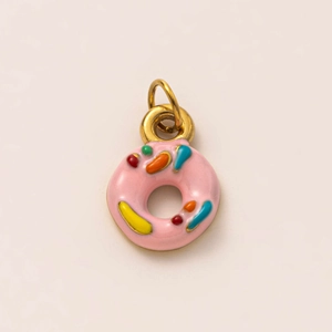 Gros plan du pendentif donut rose avec placage en or 18 carats et vermicelles colorés