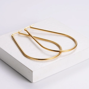 Boucles d'oreilles pendantes goutte d'eau en acier titane doré au design minimaliste