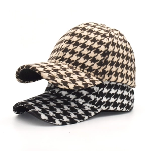 Casquettes de baseball en peluche pied-de-poule pour femmes en marron et noir et blanc