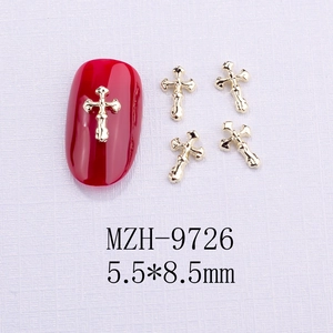 Dettaglio di ciondoli per unghie a croce barocca dorata 5,5x8,5mm con strass neri