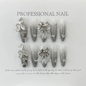 Handgefertigte Stiletto-Kunstnägel mit silbernem Glitzerverlauf, 3D-Schmetterling und Strass
