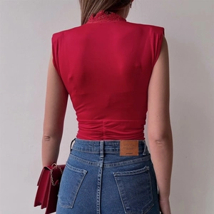 Dettaglio posteriore del body rosso senza maniche con bordo in pizzo e pieghe