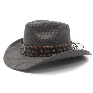 Dettaglio cappello cowboy grigio scuro in paglia con fascia in pelle, borchie a stella e turchese