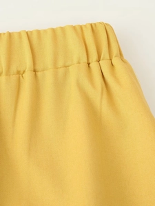 Detaillierte Makroansicht der gelben Twill-Stoffstruktur und elastischen Bundnaht