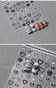 Vue détaillée de stickers 3D pour ongles avec cœurs à carreaux violets et dentelle