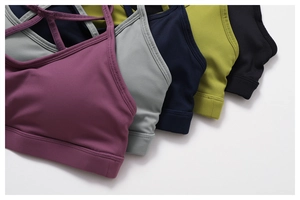 Détail de brassières de sport avec bretelles croisées en plusieurs coloris