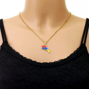Détail du pendentif carte de l'Arménie en or avec rayures émaillées rouge bleu jaune