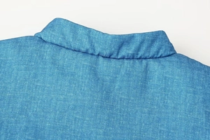 Detailaufnahme des Kragenbereichs an einer blau bedruckten Jacke im Denim-Stil für Damen