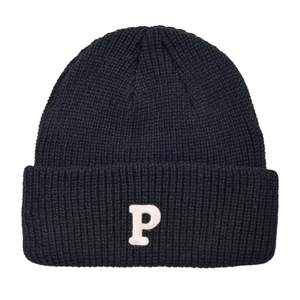 Klassieke donkerblauwe gebreide muts met een wit geborduurd letter P detail erop