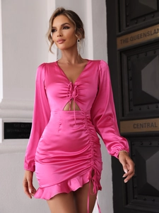 Détail de la robe mini en satin rose avec décolleté en V, laçage frontal et ourlet volanté