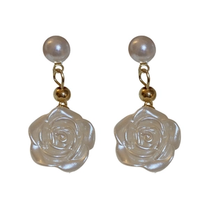 Elegant white camellia resin rose earrings with pearl studs and golden metal connectors