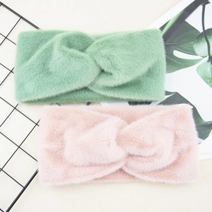 Dettaglio di fasce di peluche in verde menta e rosa che mostrano la morbida pelliccia