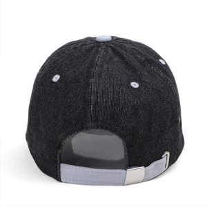 Vue détaillée de l'arrière d'une casquette en jean avec boucle en métal réglable
